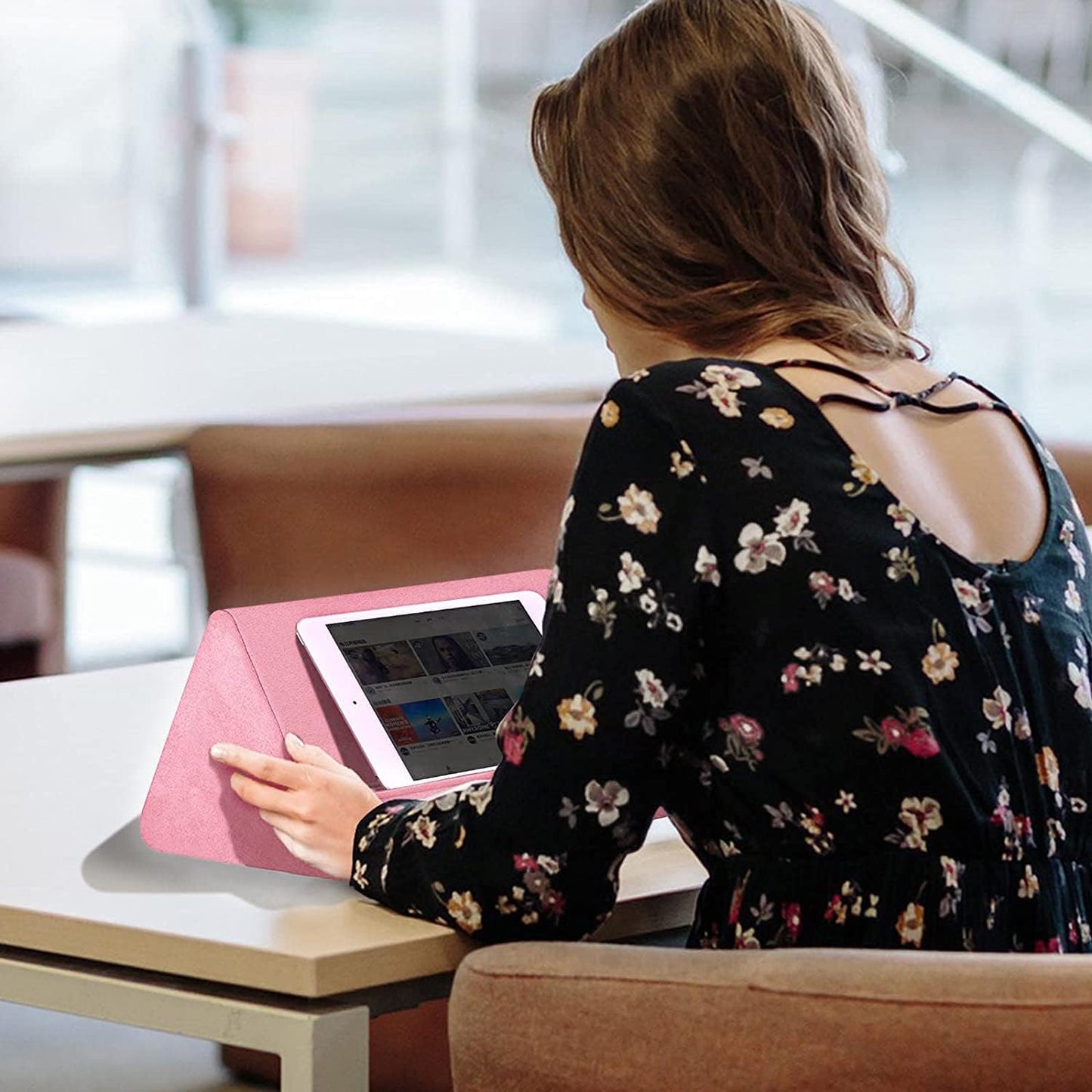 Soft Tablet Stand Pillow with Pocket,Adjustable 3 Viewing Angle,Lazy Holder for Bed Sofa,Compatible with iPads Tablets eReaders Smartphones Books Magazines (Light Pink)