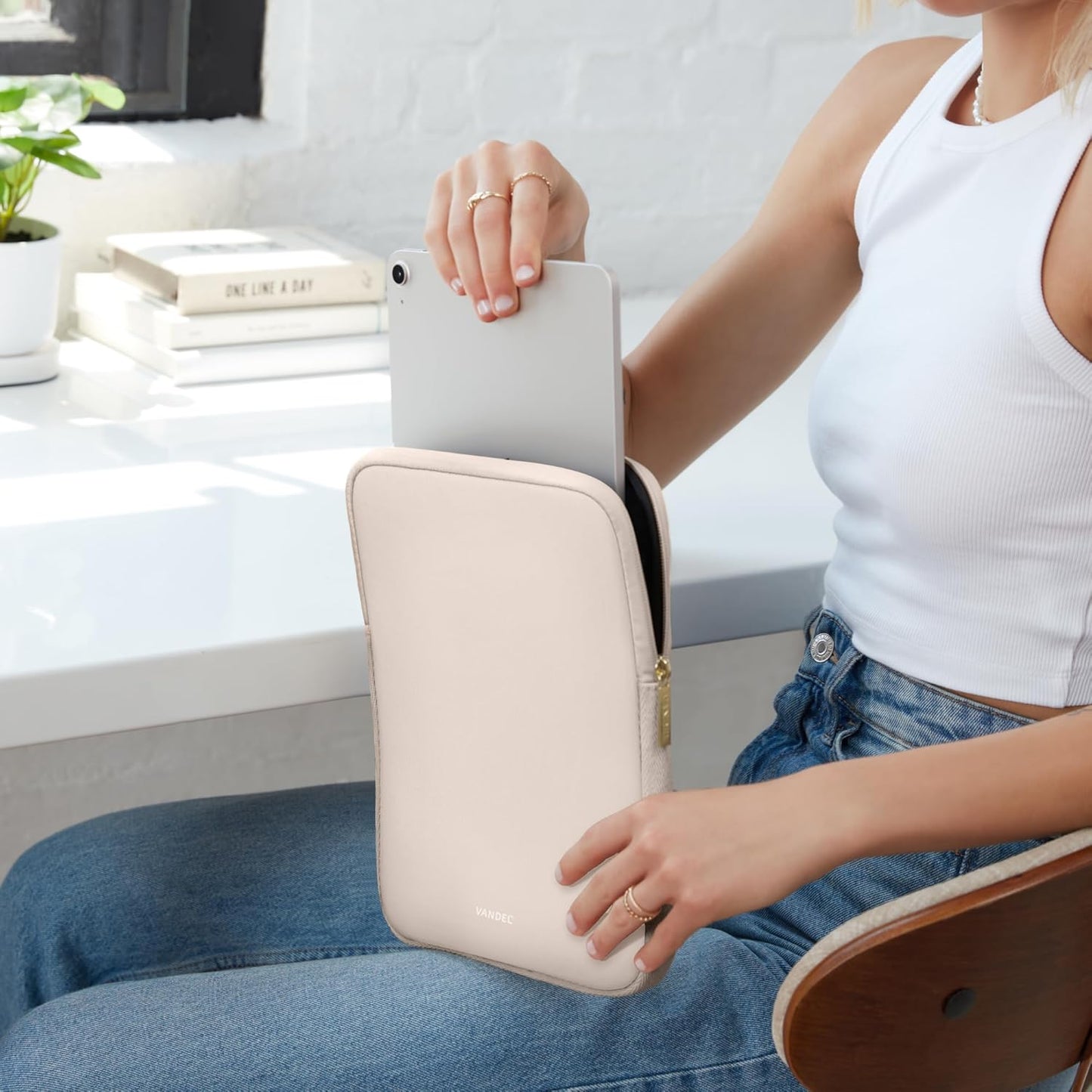 Vandel 9-11 Inch Tablet Sleeve, iPad Sleeve 11 inch Travel Pouch, Fits iPad Pro 11 Inch M4/ 10th Generation 10.9, 9/8th Gen 10.2/ Air 11" 5/4/3 10.9"/10.5", Pro 11 M2, Tab S8/S9