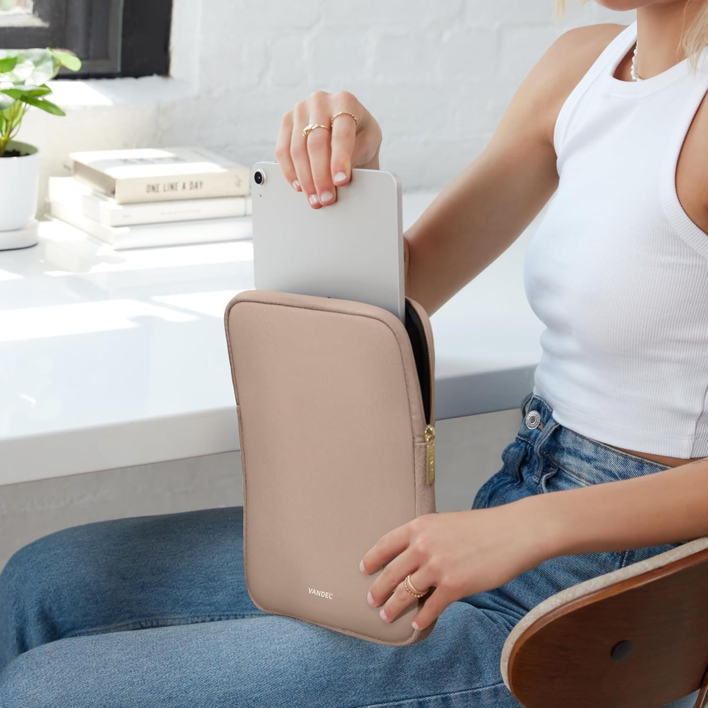 Vandel 9-11 Inch Tablet Sleeve, iPad Sleeve 11 inch Travel Pouch, Fits iPad Pro 11 Inch M4/ 10th Generation 10.9, 9/8th Gen 10.2/ Air 11" 5/4/3 10.9"/10.5", Pro 11 M2, Tab S8/S9